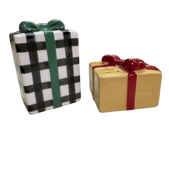 Hallmark 2023 Ceramic Christmas Packages w Bows Salt & Pepper Shakers NWOT - Picture 3 of 5